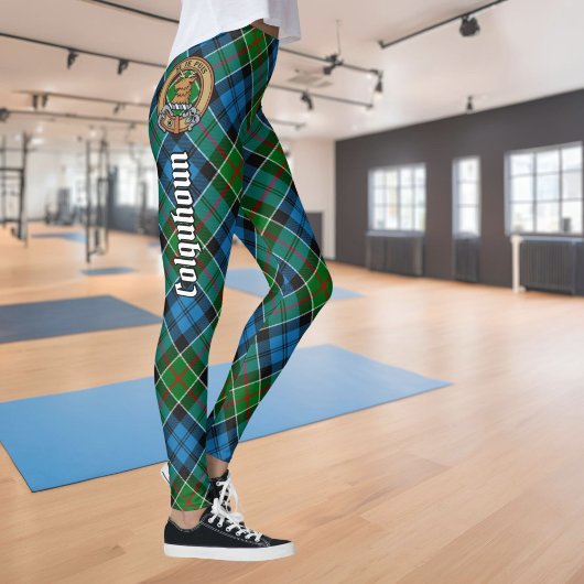 Clan Colquhoun Wappen über Tartan Leggings