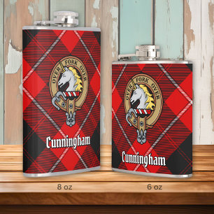 Clan Cunningham Wappen über Tartan Flachmann
