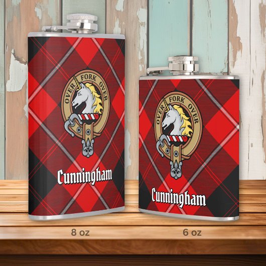 Clan Cunningham Wappen über Tartan Flachmann