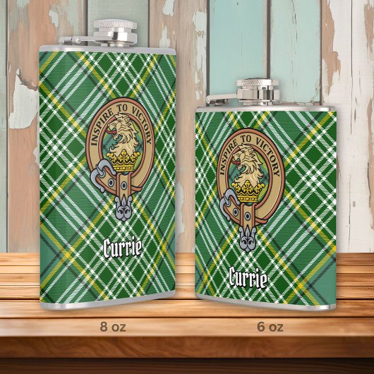 Clan Currie Lion Wappen über Tartan Flachmann