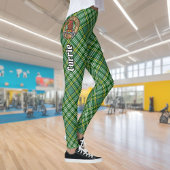 Clan Currie Rooster Wappen über Tartan Leggings