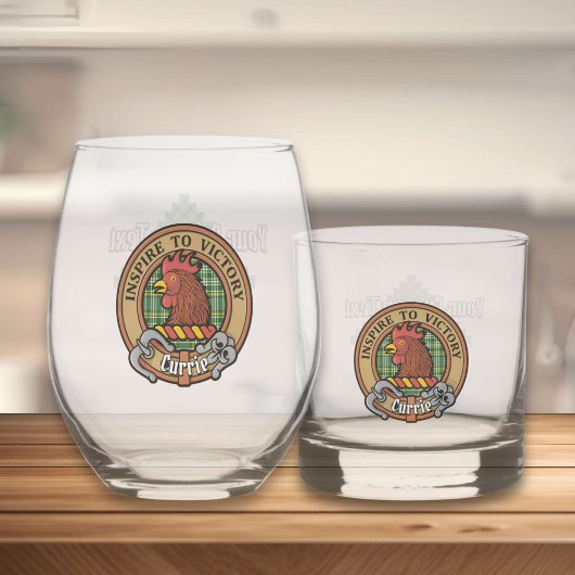 Clan Currie Rooster Wappen über Tartan Whiskyglas