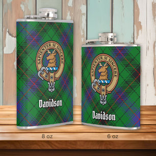 Clan Davidson Wappen über Tartan Flachmann