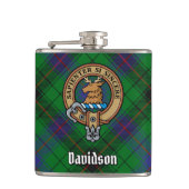 Clan Davidson Wappen über Tartan Flachmann (Vorderseite)