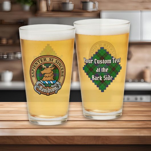 Clan Davidson Wappen über Tartan Glas