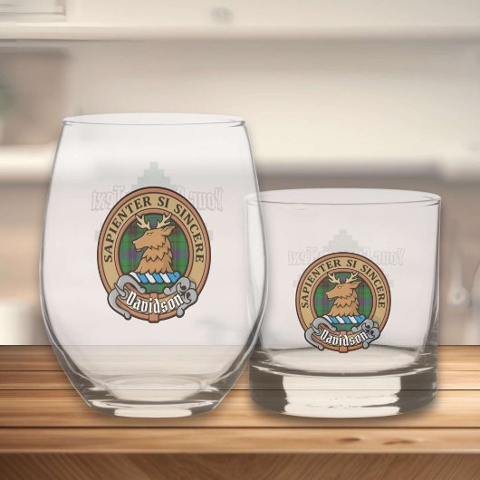 Clan Davidson Wappen über Tartan Whiskyglas