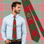 Clan Drummond Wappen über Tartan Krawatte<br><div class="desc">Clan Drummond Wappen Abzeichen umgeben von einem Gurt und Schnallen über Tartan Hintergrund. Eigener Text.</div>