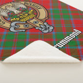 Clan Drummond Wappen über Tartan Sherpadecke (3/4)