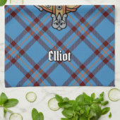 Clan Elliot Wappen über antikes Tartan Geschirrtuch (Gefaltet)