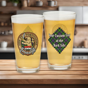 Clan Farquharson Wappen über Tartan Glas