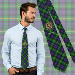 Clan Farquharson Wappen über Tartan Krawatte<br><div class="desc">Clan Farquharson Wappen Abzeichen umgeben von einem Gurt und Schnalle über Tartan Hintergrund. Eigener Text.</div>