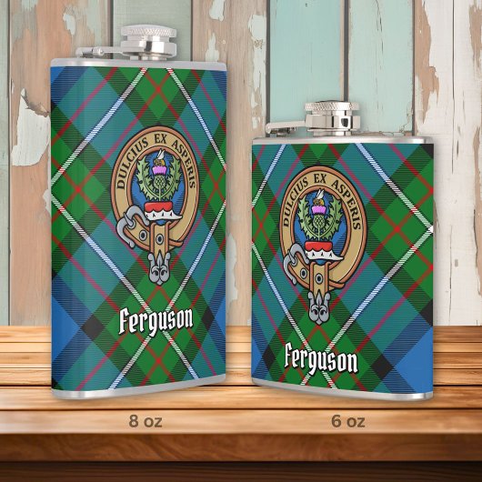Clan Ferguson Wappen über Tartan Flachmann