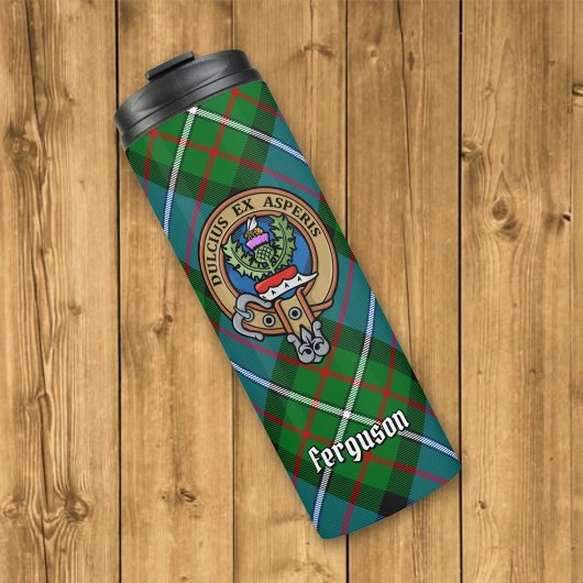 Clan Ferguson Wappen über Tartan Thermosbecher