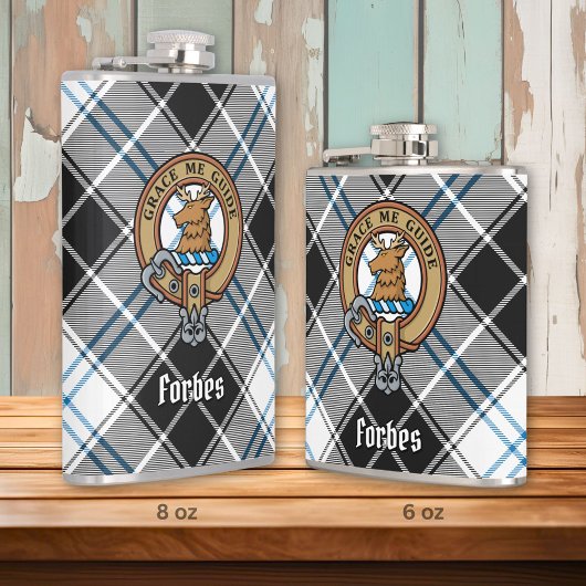 Clan Forbes Wappen über Dress Tartan Flachmann