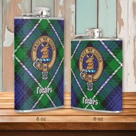 Clan Forbes Wappen über Tartan Flachmann