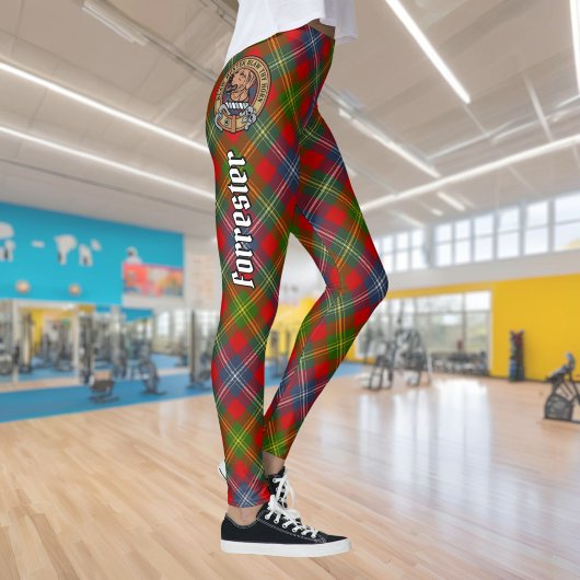 Clan Forrester Wappen über Tartan Leggings