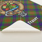 Clan Fraser Wappen über Jagd auf Tartan Sherpadecke (3/4)