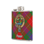 Clan Fraser Wappen über Tartan Flachmann (Links)