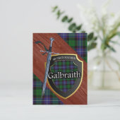 Clan Galbraith Tartan Sword & Shield Postkarte (Stehend Vorderseite)