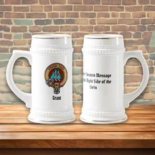 Clan Grant-Wappen über Tartan Bierglas