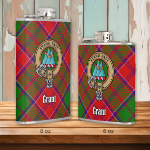 Clan Grant Wappen über Tartan Flachmann