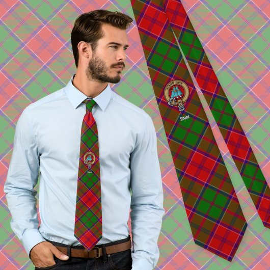 Clan Grant-Wappen über Tartan Krawatte