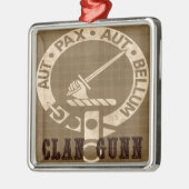 Clan Gunn Crest Badge - Sepia Silbernes Ornament (Links)