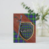 Clan Gunn Tartan Sword & Shield Postkarte (Stehend Vorderseite)