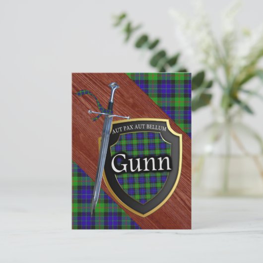 Clan Gunn Tartan Sword & Shield Postkarte (Stehend Vorderseite)