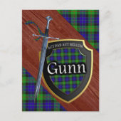 Clan Gunn Tartan Sword & Shield Postkarte (Vorderseite)