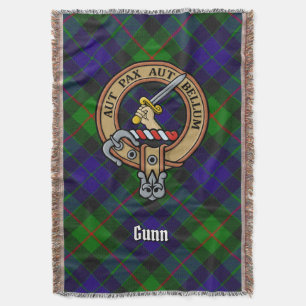 Clan Gunn-Wappen über Tartan Decke
