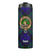 Clan Gunn Wappen über Tartan Thermosbecher (Vorderseite)