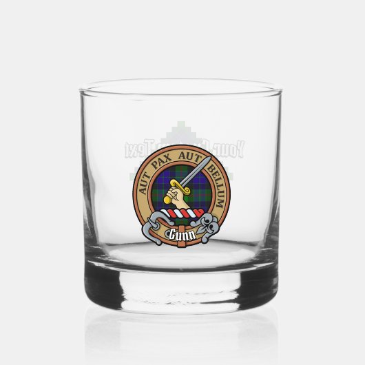Clan Gunn Wappen über Tartan Whiskyglas (Vorderseite)