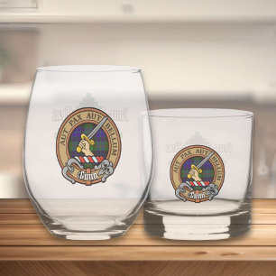 Clan Gunn Wappen über Tartan Whiskyglas
