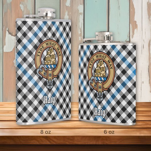 Clan Haig-Wappen über Check-Tartan Flachmann