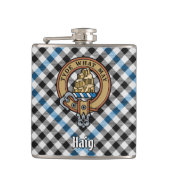 Clan Haig-Wappen über Check-Tartan Flachmann (Vorderseite)
