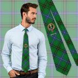 Clan Henderson Wappen über Tartan Krawatte<br><div class="desc">Clan Henderson Wappen Abzeichen umgeben von einem Gurt und Schnalle über Tartan Hintergrund. Eigener Text.</div>