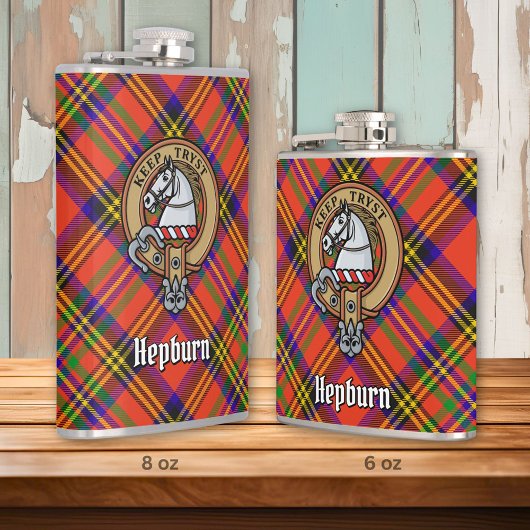 Clan Hepburn Wappen über Tartan Flachmann