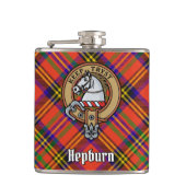 Clan Hepburn Wappen über Tartan Flachmann (Vorderseite)