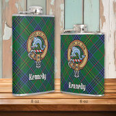 Clan Kennedy Wappen über Tartan Flachmann