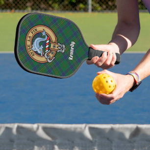 Clan Kennedy-Wappen über Tartan Pickleball Schläger
