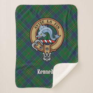 Clan Kennedy Wappen über Tartan Sherpadecke