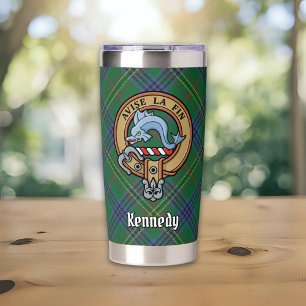 Clan Kennedy-Wappen über Tartan Thermobecher