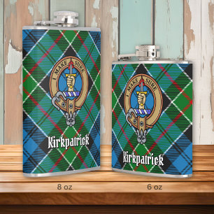 Clan Kirkpatrick Wappen über Tartan Flachmann