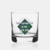 Clan Kirkpatrick Wappen über Tartan Whiskyglas (Rückseite)