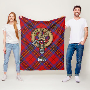Clan Leslie Wappen über Red Tartan Fleecedecke