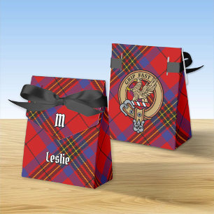 Clan Leslie Wappen über Red Tartan Geschenkschachtel