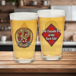 Clan Leslie Wappen über Red Tartan Glas