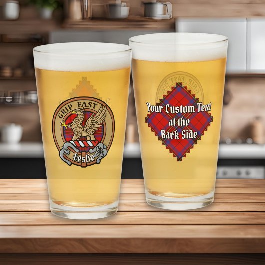 Clan Leslie Wappen über Red Tartan Glas