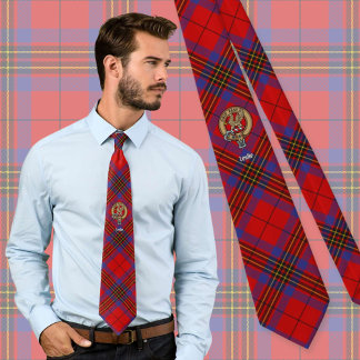 Clan Leslie Wappen über Red Tartan Krawatte